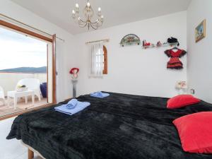 カロンジェにあるHoliday Home Cabanyes by Interhomeのベッドルーム1室(大型ベッド1台、黒い毛布付)