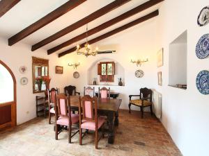 comedor con mesa y sillas en Holiday Home El Baile Del Sol by Interhome en Pedramala