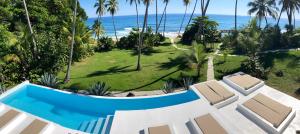 una vista aérea de una villa con piscina y el océano en Casa del Mar Lodge Barahona, en Santa Cruz de Barahona