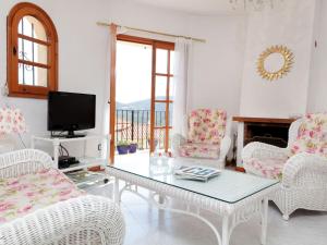 sala de estar con mesa, sillas y TV en Holiday Home Cabanyes by Interhome en Calonge