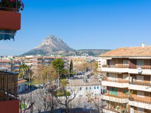 ハベアにあるApartment Galicia Javea-1 by Interhomeの山を背景とした市街の景色