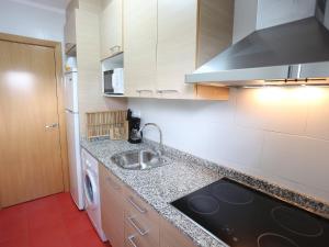 Η κουζίνα ή μικρή κουζίνα στο Apartment Terecel Salou-9 by Interhome