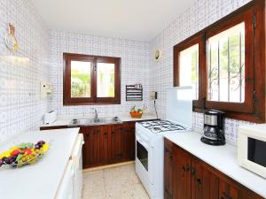 Kuchyň nebo kuchyňský kout v ubytování Holiday Home Marianne by Interhome
