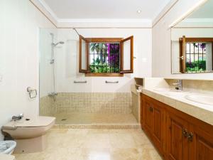 Ein Badezimmer in der Unterkunft Holiday Home Tesoro Park by Interhome