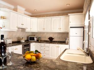 eine Küche mit weißen Schränken und einer Obstschale auf der Theke in der Unterkunft Holiday Home Calina by Interhome in Fanadix