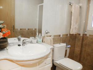 Koupelna v ubytování Holiday Home Mestral by Interhome