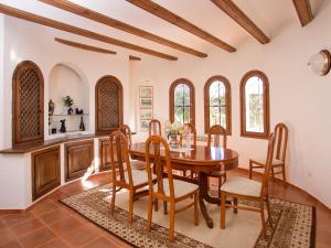 comedor con mesa de madera y sillas en Holiday Home Luz y Paz by Interhome, en Altea la Vieja