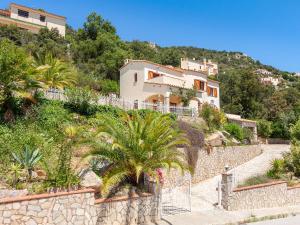 una casa en una colina con una palmera en Holiday Home Cabanyes by Interhome en Calonge