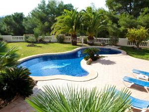 einen Pool in einem Garten mit einer Bank und Bäumen in der Unterkunft Holiday Home Calina by Interhome in Fanadix