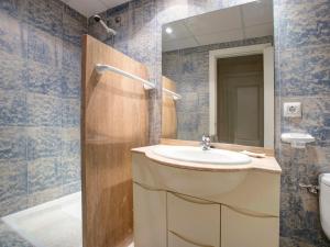 デニアにあるApartment Residencial Mediterráneo by Interhomeのバスルーム(シンク、鏡、バスタブ付)