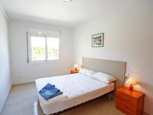 una camera da letto bianca con un letto e una finestra di Villa Villa Llobeta by Interhome a Les tres Cales Altre 17 foto