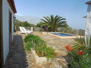 eine Terrasse mit einem Pool, 2 Stühlen und Pflanzen in der Unterkunft Holiday Home Domi by Interhome in Zamorano