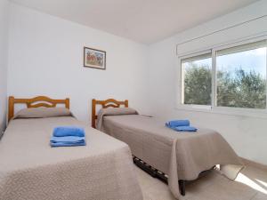 Posteľ alebo postele v izbe v ubytovaní Villa Villa Cala Llenya by Interhome