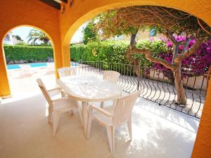 einen weißen Tisch und Stühle auf einer Terrasse in der Unterkunft Villa Les Canyes by Interhome in Denia