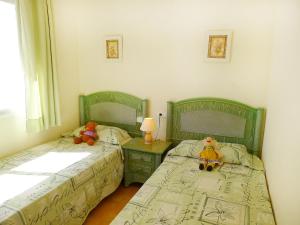 Dos camas en un dormitorio con ositos de peluche. en Apartment Pueblo Casanova-9 by Interhome, en Calpe