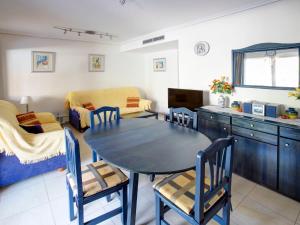 デニアにあるApartment Residencial Mediterráneo by Interhomeのキッチン、リビングルーム(テーブル、椅子付)