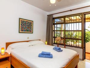 ラ・カラ・デ・ミハスにあるHoliday Home Las Buganvillas by Interhomeのベッドルーム1室(青いタオル2枚付)