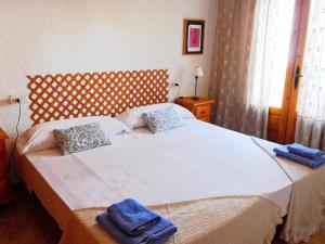 デニアにあるHoliday Home Mimosa-1 by Interhomeのベッドルーム1室(ベッド2台、タオル付)