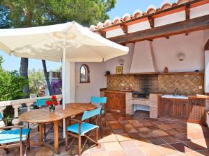 Balcon del MarにあるHoliday Home Maria by Interhomeの屋外キッチン(テーブル、傘付)