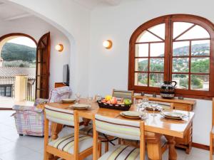 uma sala de estar com uma mesa de madeira e cadeiras em Holiday Home Solenza by Interhome em Calonge