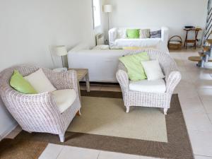 salon z 2 krzesłami i łóżkiem w obiekcie Holiday Home Lapeyriere by Interhome w mieście Saint-Pantaléon