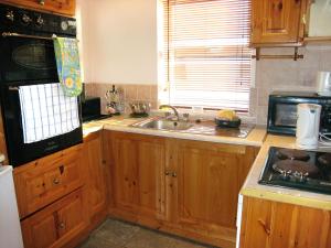 A kitchen or kitchenette at Holiday Home Glenvale Cottage by Interhome