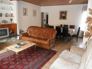 uma sala de estar com um sofá de couro e uma mesa em Apartment Poperinge by Interhome em Poperinge