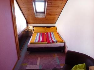 BötzingenにあるApartment Weisenhorn by Interhomeの窓付きの小さな部屋の小さなベッド1台分です。