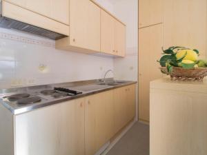 kuchnia ze zlewem i kuchenką piekarnik w obiekcie Apartment Casina by Interhome w mieście Porto Azzurro