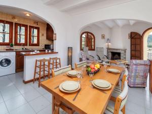 カロンジェにあるHoliday Home Solenza by Interhomeのキッチン、ダイニングルーム(木製のテーブルと椅子付)