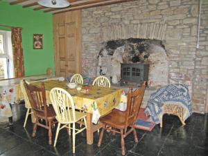 
A restaurant or other place to eat at Holiday Home Glenrath
