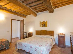 Łóżko lub łóżka w pokoju w obiekcie Holiday Home Podere Valle di Sotto by Interhome