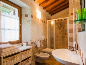 Kúpeľňa v ubytovaní Apartment Il Borghetto-3 by Interhome
