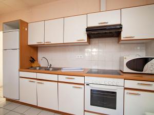 Kuchyň nebo kuchyňský kout v ubytování Apartment Royal Delta-2 by Interhome