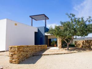 Los GallardosにあるHoliday Home Finca La Veleta by Interhomeのバスケットボールのフープが付いた建物