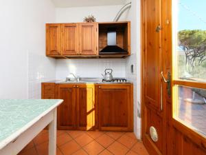 Una cocina con gabinetes de madera y un fregadero. en Apartment Villa Morosi-1 by Interhome, en San Baronto 18 fotos más