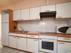 Kuchyň nebo kuchyňský kout v ubytování Apartment Royal Delta-7 by Interhome