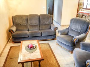 Sala de estar con 2 sillas de cuero y mesa de centro en Holiday Home Les Chenes by Interhome en Salviac