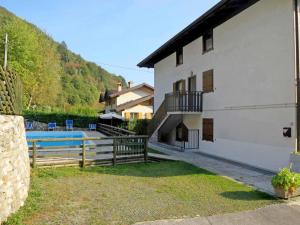 - un bâtiment avec piscine à côté d'une maison dans l'établissement Apartment Dromaè-1 by Interhome, à Mezzolago