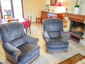 SalviacにあるHoliday Home Les Chenes by Interhomeのリビングルーム(椅子2脚、暖炉付)