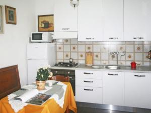 una pequeña cocina con mesa y fregadero en Villa Dea by Interhome, en Forte dei Marmi