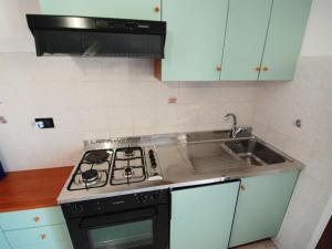 Kuchyňa alebo kuchynka v ubytovaní Apartment Hermitage-3 by Interhome