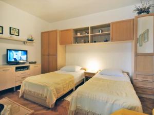 Postel nebo postele na pokoji v ubytování Holiday Home Mirta by Interhome