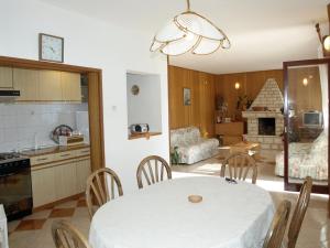 eine Küche und ein Esszimmer mit einem weißen Tisch und Stühlen in der Unterkunft Apartment Agneza by Interhome in Brgulje