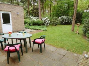 ロヘムにあるHoliday Home Bosrijk Ruighenrode-3 by Interhomeの庭園(テーブル、椅子付)