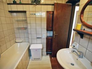 Koupelna v ubytování Holiday Home Mirta by Interhome