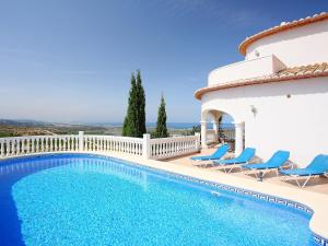 Monte Pego的住宿－Villa Puesta del Sol by Interhome，一个带椅子的游泳池,别墅