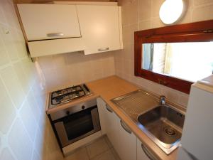 Kuchyň nebo kuchyňský kout v ubytování Apartment Crema-1 by Interhome