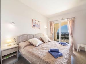 Schlafzimmer mit einem großen Bett und einem Fenster in der Unterkunft Holiday Home Puig Romani-1 by Interhome in Platja  d'Aro
