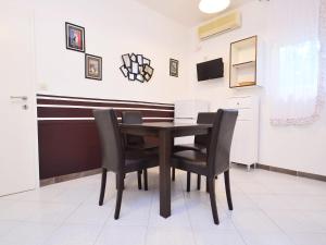 Televízia a/alebo spoločenská miestnosť v ubytovaní Apartment Mira-1 by Interhome